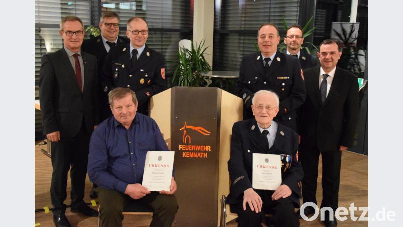 Ehrenkommandant Hans Denz und Johann Sertl (vorne von rechts) ehrt die Feuerwehr für langjährige Mitgliedschaft. Ihnen gratulieren Bürgermeister Werner Nickl, die Vorsitzenden Günter Filbinger und Roman Schäffler (stehend von links) wie auch Stadtpfarrer Konrad Amschl sowie die Kommandanten Alfred Vogel und Peter Denz (stehend von rechts). Bild: mde