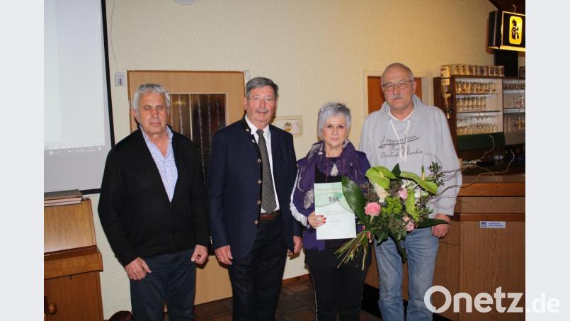 DJK-Vorsitzender Eduard Hanauer (Zweiter von links) gratuliert zur Ehrenmitgliedschaft und für 40 Jahre Treue zum Verein (weiter von links): Klaus Bogedaly, Angelika Frei und Günther Ströhl. Bild: hae