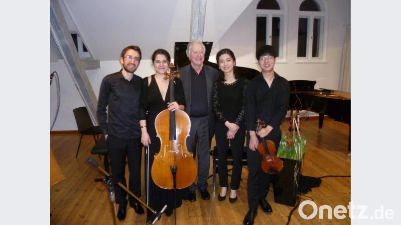 Ein begeisterndes Konzert lieferten (von links) Anil Büyükikiz, Nil Kocamangil, Moderator Hanns-Martin Schreiber, Hansol Cho und Hobin Yi beim Schwandorfer Klavierfrühling. Bild: Reinhold Tietz