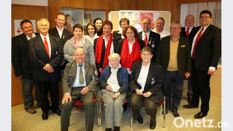 Die BRK-Jahreshauptversammlung war zugleich auch ein Ehrenabend in dessen Mittelpunkt die Aktivposten des Wiesauer Roten Kreuzes standen. Bild: wro