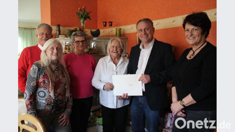 Freudestrahlend nimmt Jubilarin Siegrid Böhm (Dritte von rechts) die Geschenke von Bürgermeister Hermann Böhm entgegen. Auch Steffi Sadlo vom Siedlerbund (rechts) und (von links) Bernd Schäfer, Irene Kugler und Hannelore Meier vom VdK gratulieren. Bild: kmo