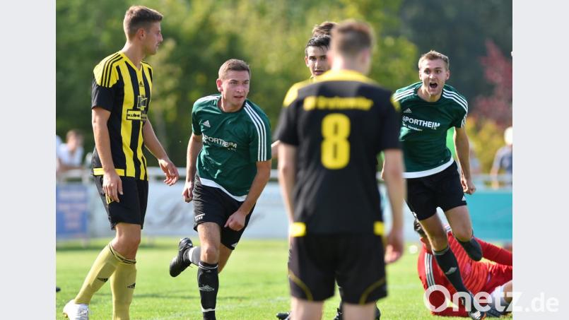 Jubel bei den Spielern des FC Wernberg: Der Bezirksliga-Tabellenführer gewann im August 2018 das Vorrundenspiel bei der SV Grafenwöhr mit 2:1. Zum Restrundenauftakt prallen die beiden Spitzenmannschaften der Liga erneut aufeinander. Bild: A. Schwarzmeier