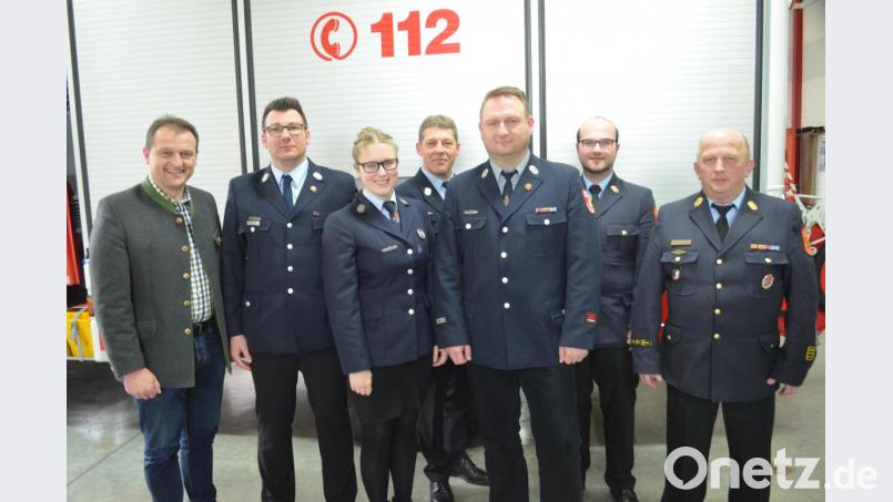 Einstimmig wählten die 28 Aktiven Manuel Tschierschke (Zweiter von links) als ersten und Gerd Scharff (dritter von rechts) als zweiten Kommandanten. Laura Scharff (dritte von links) ist die neue Jugendwartin Bild: fz