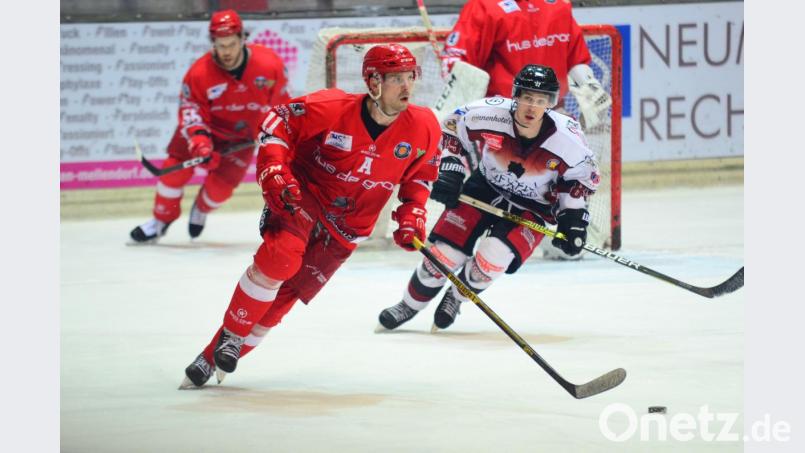 Björn Bombis (rotes Trikot) von den Hannover Scorpions ist der „Spieler des Jahres“ in der Oberliga Nord. Bild: exb