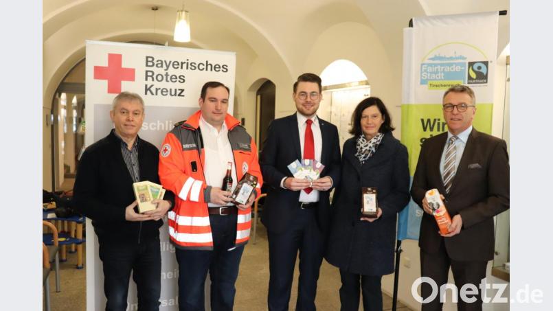 Die Blutspende-Termine gehören künftig zur Fairtrade Town Tirschenreuth, und werden mit entsprechenden Produkten unterstützt. Die gibt es schon beim nächsten Termin am 18. März. Im Bild (von links) Wolfgang Würl (Steuerungsgruppe Fairtrade Town), BRK-Bereitschaftsleiter Hans Maenner, stellvertretender BRK-Kreisgeschäftsführer Sven Lehner, Doris Schön (Steuerungsgruppe) und Bürgermeister Franz Stahl mit den Geschenken. Bild: exb