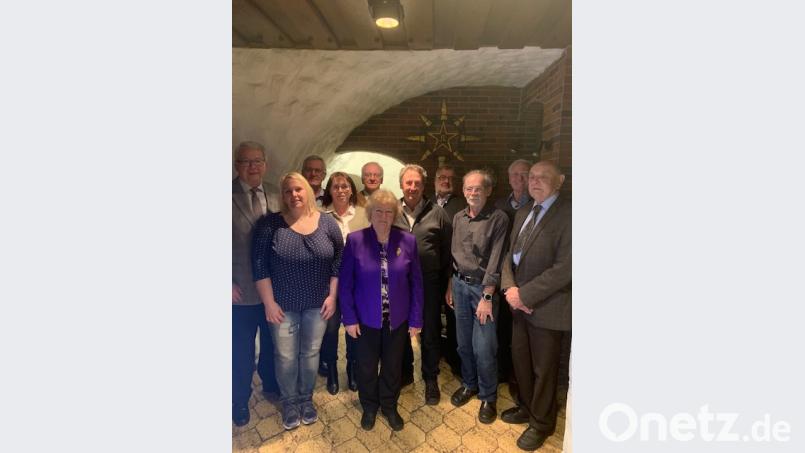 Sie stehen die nächsten drei Jahre an der Spitze des Bürgervereins (von links): Vorsitzender Karl Beer, Tanja Kraus, Marianne Forster, Wulf-Dieter Hörmann, Inge Kraus, Sebastian Ram, Bürgermeister Armin Schärtl, Uwe Greilich, Engelbert Ehbauer und Helmut Roßmann. Bild: exb