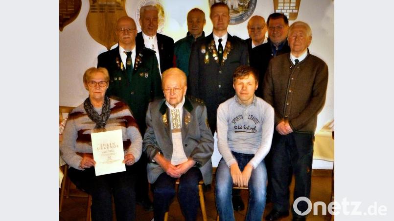 Renate Ermer ist seit 50 Jahren Mitglied im Verein (sitzend, links), Sieglinde Nordgauer (sitzend, Mitte) führt die Almenrauschschützen weiterhin als Vorsitzende. Bild: R. Kreuzer