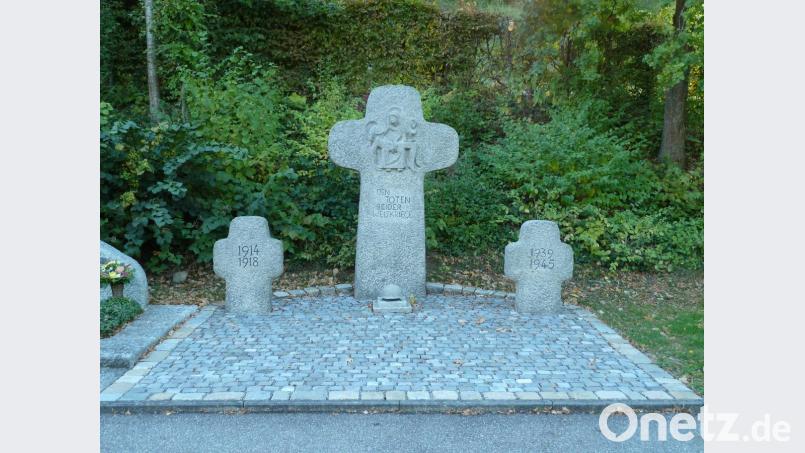 Die Soldaten- und Kriegerkameradschaft Nabburg hat in Eigenleistung den Bereich um das Kriegerdenkmal am Stadtfriedhof gepflastert. Trotzdem will der Verein, dass das Mahnmal auf den Spitalhof umzieht und dort künftig die Gedenkfeiern zum Volkstrauertag stattfinden. Bild: Portner