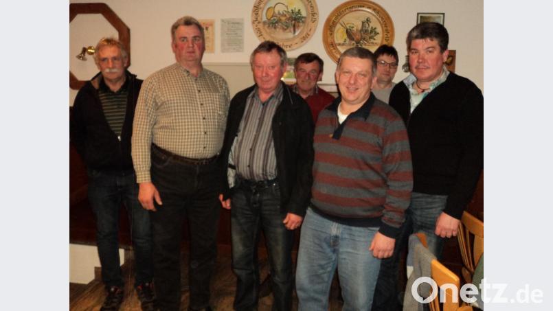 Anton Gradl, der Vorsitzende der Frotzersrichter Jagdgenossen (Mitte), wurde bei den Neuwahlen für weitere fünf Jahre im Amt bestätigt. Im Bild das Führungsgremium. Bild: ksi