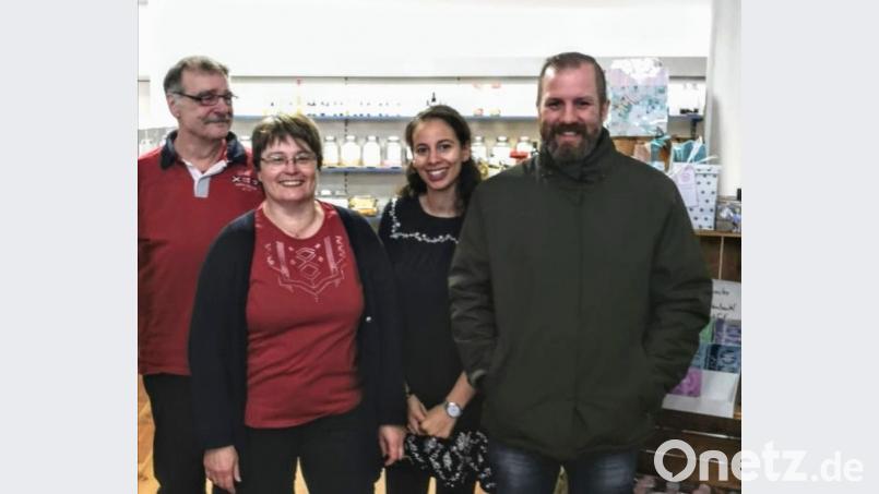 Die Geschäftsinhaber Jürgen und Petra Weinmann (von links) und ihre Unterstützer Patricia Wassner und Matthias Weiß bei der Übergabe der Facebook-Seite für den Unverpackt-Laden. Bild: upl