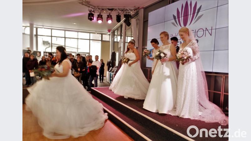 Und los geht das Fest für die Augen. Die Brautmodenschau im Innovision-Center in Weiherhammer verfolgten etwa 150 Interessierte. Bild: jml