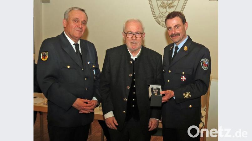 Mit der Feuerwehruhr bedankten sich Stadtbrandrat Richard Schieder (rechts) und OB Kurt Seggewiß (links) bei Hermann Hubmann. Bild: Dobmeier