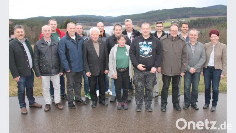 Bürgermeisterin Margit Reichl (rechts), Fischereiverbandspräsident Hans Holler (links) sowie Gründungsmitglied Hans Steinsdorfer (Vierter von links) gratulierten dem neuen Vorstand mit Vorsitzendem Michael Throner und seinem Stellverterter Jürgen Strasser (Zweiter und Dritter von rechts). Bild: dl
