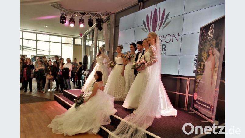 Die fünf Damen und das männliche Model begeistern die Besucher der Brautmodenschau im Weiherhammerer Innovision-Center. Bild: jml