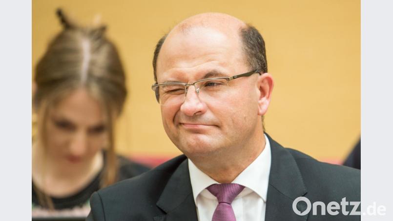 Finanzminister Albert Füracker (CSU) sparte im Landtag nicht mit Superlativen. Archivbild: Lino Mirgeler/dpa