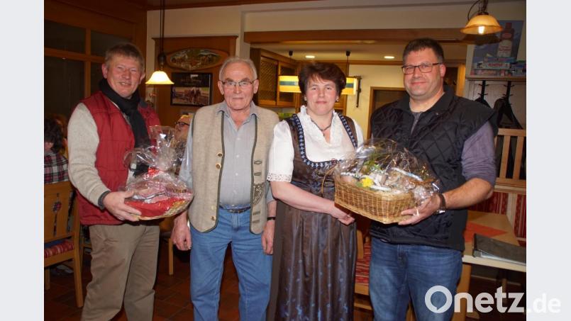 Georg Schmid und seine Schwiegertochter Gerlinde erhielten als Dank für die Unterstützung der &quot;land&amp;gut&quot;-Aktionen durch Vorsitzenden Baptist Grosser (links) und Stellvertreter Andreas Ebnet junior ein Präsent überreicht. Bild: mmj