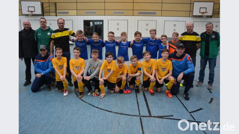 Im Finale der F-Junioren siegte der FC Tirschenreuth (stehend) im Siebenmeterschießen gegen den ASV Waldsassen (hockend). Mit im Bild (von links) Stadtverbandsvorsitzender Peter Haibach und Turnierleiter Markus Rosner sowie SV-Mitterteich-Vorsitzender Roland Eckert (rechts) und die Betreuer beider Mannschaften. Bild: jr