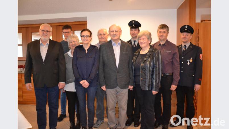Max Striegl (Fünfter von rechts) feierte seinen 70. Geburtstag. Dazu gratulierten seine Frau Angela, seine Tochter Sonja Dirscherl (Vierte von links), sein Sohn Dr. Harald Striegl (Zweiter von links) sowie die Vereinsabordnungen im Gasthof Schieder in Saubersrieth. Bild: gi