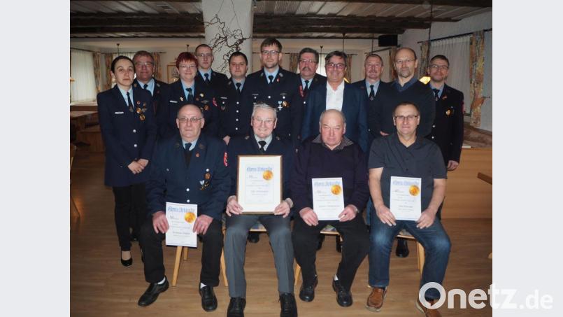 Die Feuerwehrführung dankte im Beisein des Bürgermeisters langjährigen Mitgliedern, unter anderen (vorne v.r.) Karl Brenner für 40, Johann Wildenauer für 50, Otto Wildenauer für 70 und Ehrenkassier Andreas Kleber für 50 Jahre Treue in der FFW. Bild: gz