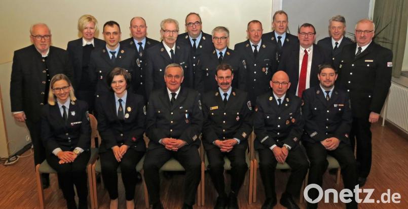 Eine Rekordzahl an Einsätzen verzeichnete die Freiwillige Feuerwehr Weiden. Ehrungen, Beförderungen und Neuaufnahmen standen außerdem an. Bild: Dobmeier