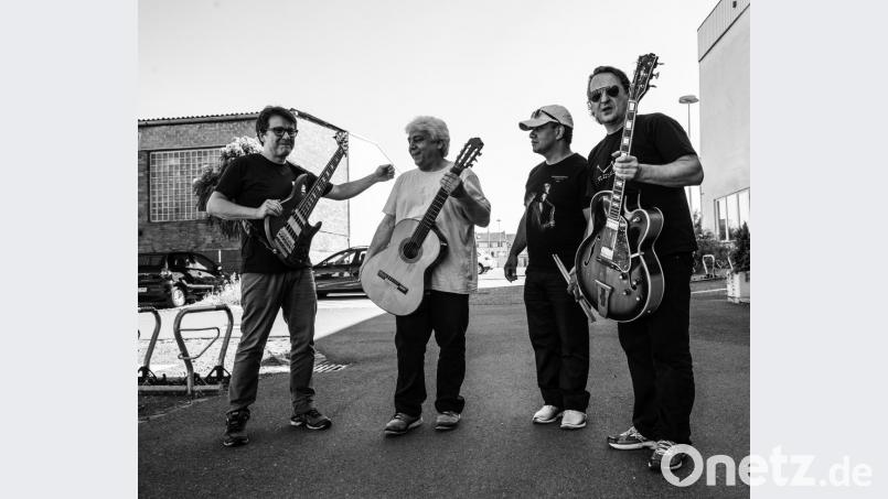 Drei Brasilianer und ein Oberpfälzer: Das Quartett «Sambop» verschmilzt Jazz und Samba auf einzigartige Weise: Dudu Penz (Bassgitarre) Lula Galvão (Akustische Gitarre) Mauro Martins (Schlagzeug) und Paulo Morello (Jazzgitarre) gastieren am 22.März beim Jazz-Zirkel-Weiden. Bild: exb