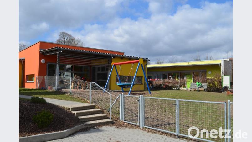 Für 430.000 Euro werden die Außenarbeiten zur Aufstockung des Kindergartens vergeben. Eine weitere gemischte Gruppe wird eingerichtet. Bild: fz