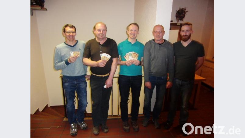 Die Preise beim Schafkopfrennen des FC Vorbach bleiben in der Umgebung. Jonas Regner überreicht an Norbert Radke (stellvertretend für Sohn Daniel), Martin Wiesend, Hans Schmid und Stephan Liebl (von rechts) die ersten vier Preise. Bild: wmi