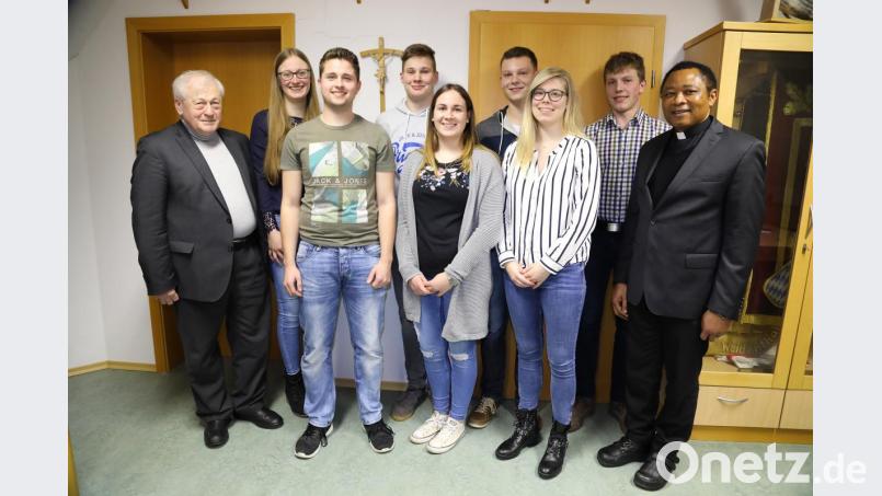 Die neu gewählte Vorstandschaft der KLJB Weidenthal mit Gästen (von links): Bürgermeister Johann Wilhelm, Julia Forster, Johannes Eckl, Max Hutzler, Eva Winkler, Lukas Irlbacher, Laura Hösl, Thomas Blödt und Pfarrer Cyprian Anyanwu. Bild: akp
