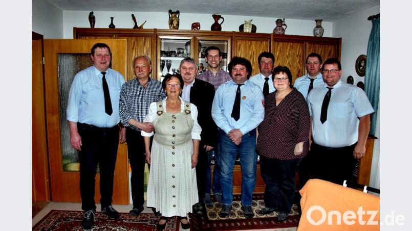 Katharina Rubein (Dritte von links) an ihrem 85. Geburtstag mit ihrem Lebenspartner im Kreis von Gratulanten von rechts: Kommandant Daniel Lobewein, Jörg Luber, Mathias Schuhmann, Robert Vogel und links Vorsitzender Erwin Grötsch von der Lehendorfer Feuerwehr, Elfriede Wirbel, die Vorsitzende des Gartenbauvereins Schmidtstadt und Umgebung (Dritte von rechts), sowie Bürgermeister Roman Berr (Fünfter von links) und Josef Lutter, Vorsitzender des Lehentaler Heimatvereins (Vierter von links). Bild: ds