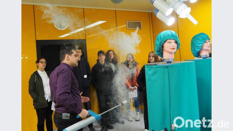 Luftsteuerung im Übungs-Operationsraum zeigt Laboringenieur Sebastian Buhl. Bild: Bühner