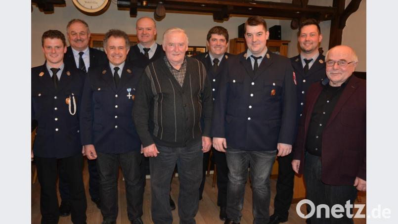 Jahrzehntelange Mitglieder ehrte die Feuerwehr Großensterz. Im Bild (von links) Kommandant Andreas Meierhöfer, Johann Burger, Josef Bauer, Karl Rupprecht, Hermann Burger, Vorsitzender Matthias Burger, Stefan Eckstein, Markus Fröhlich und Dritter Bürgermeister Ernst Bayer. Bild: jr