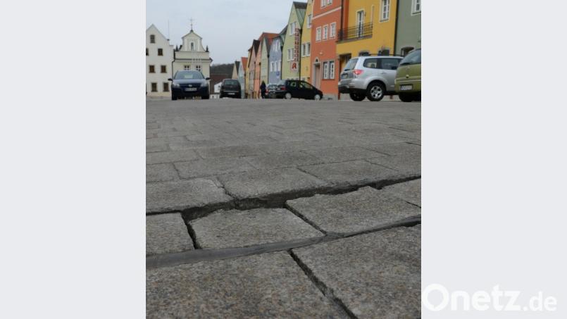 In einem Gutachten steht, welchen Anteil an solchen Schäden am Stadtplatz Planer und Baufirma, beide aus Weiden, haben. Archivbild: Gabi Schönberger