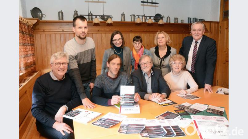 Sie engagieren sich gemeinsam gegen Rassismus: (sitzend von links) Manfred Weiß (Ehrenamtskoordinator in der Diakonie für Flüchtlingshilfe), Nico Erhardt Aktionsbündnis Weiden ist bunt), Veit Wagner (Amnesty International), Dr. Heidi Nickl (IPPNW) und (stehend) Paul Zitzmann (GEW), Roswitha Ruidisch (Stadt Weiden), Theresa Weidhas (Jugendforum Arbeit und Leben), Marina Jurovetskaia (Jüdische Gemeinde), Oberbürgermeister Kurt Seggewiß. Bild: Gabi Schönberger