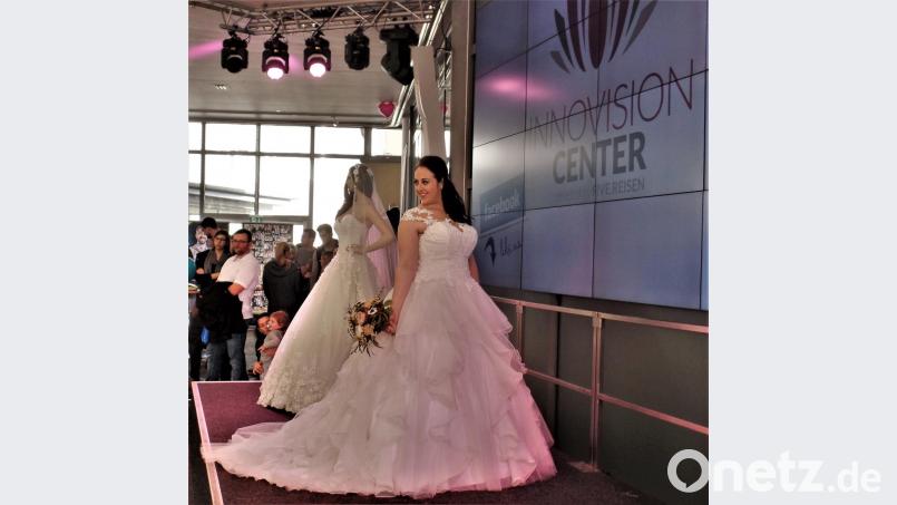 Der kunstvoll gesteckte Strauß harmoniert bestens mit dem Weiß der Robe. Bild: jml