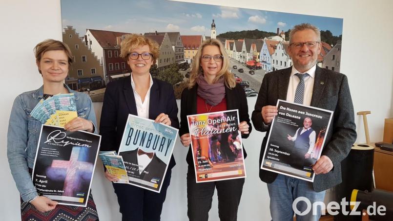 Nicole Zwicknagel vom Kulturamt, Kulturamtsleiterin Susanne Lehnfeld, Christina Fink-Rester von der KMK-Fördervereinigung sowie Oberbürgermeister Andreas Feller (von links) stellten das Programm der zehnten Konrad-Max-Kunz-Tage vor. Bild: Christopher Dotzler
