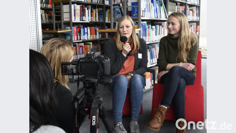 Larissa Köster und Aziza Ernst (von links) organisieren für Freitag in Amberg eine Demo für den Klimaschutz. Bild: Petra Hartl