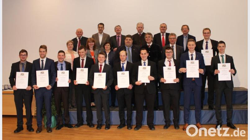 Mit Urkunde, von links: Thomas Stock (Konnersreuth), Michael Schwägerl (Plößberg), Martin Schaumberger (Mitterteich), Martin Rickauer (Pullenreuth), Reiner Mark (Mähring), Michael Hör (Erbendorf), Andreas Häring (Tirschenreuth), Franz Fischer (Bärnau), Christian Döllinger (Waldsassen), Florian Adam (Plößberg) und Michael Beinrucker (Tirschenreuth). In den hinteren Reihen die Lehrer und Ehrengäste sowie Kreisbäuerin Irmgard Zintl (zweite Reihe, links). Bild: exb