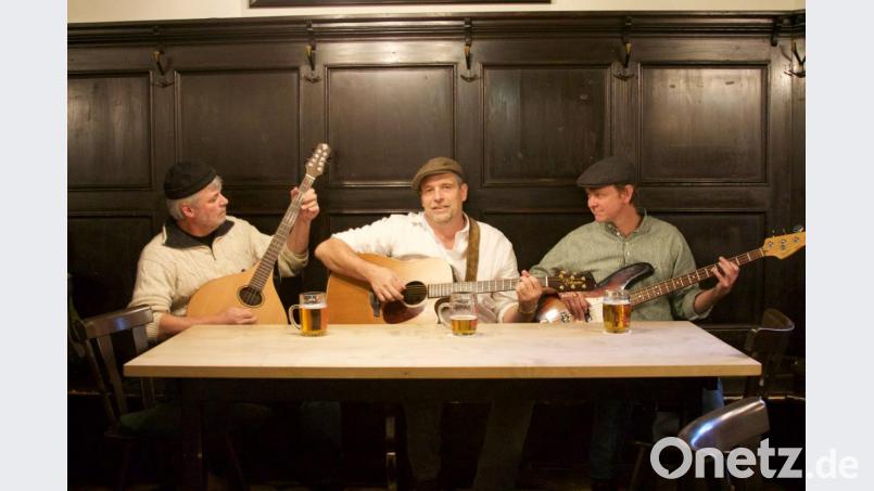 Das sind Dreamseller: Norbert Sellmeier aus Sulzbach-Rosenberg, der neben Banjo und Mandoline auch irische Bouzouki spielt, der Ammerthaler Peter Schütz mit Gitarre und der Illschwanger Stefan Neudecker mit seinem Bass (von links): Kultopf setzt gerne auch auf einheimische Künstler. Bild: M. Engelhard