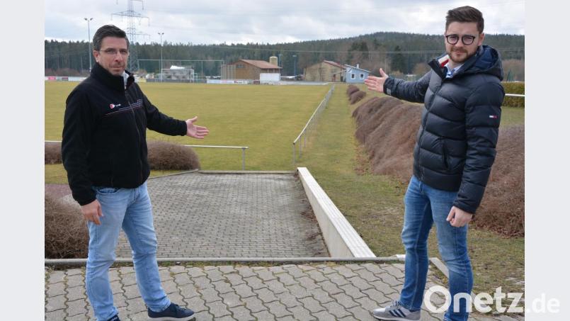 TSV-Vorsitzender Maximilian Siller (rechts) und Eisclub-Vorsitzender Otto Gradl zeigen auf das TSV-Sportgelände und das angrenzende Gelände des EC Konnersreuth. Ab dem TSV-Sportheim beginnt der rund 1000 Meter breite Korridor, in dessen Bereich einmal der laut Tennet rund 15 Meter breite Süd-Ost-Link unterirdisch verlegt werden soll. Bild: jr