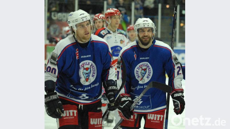 In der Saison 2016/17 Teamkollegen in Weiden, jetzt Gegner: Im Play-off-Achtelfinale treffen Matt Abercrombie (links) von den Blue Devils und Patrick Schmid (rechts) von den Hannover Scorpions aufeinander. Bild: gb