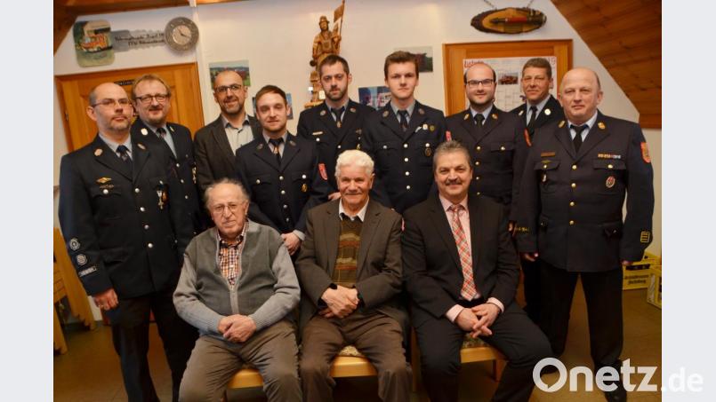 Verdiente Mitglieder wie Rudolf Balk, der 70 Jahre und Wilhelm Bayerl, der 60 Jahre (vorne, von links) der Ortsteilwehr angehören, wurden bei der Jahreshauptversammlung besonders hervorgehoben. Doch es gab auch Beförderungen auszusprechen. Kreisbrandinspektor Martin Weig, Kreisbrandmeister Christian Demleitner und Kreisbrandrat Marco Saller (von rechts) erwiesen der kleinen Wehr mit ihrer Anwesenheit eine besondere Ehre. Bild: dob