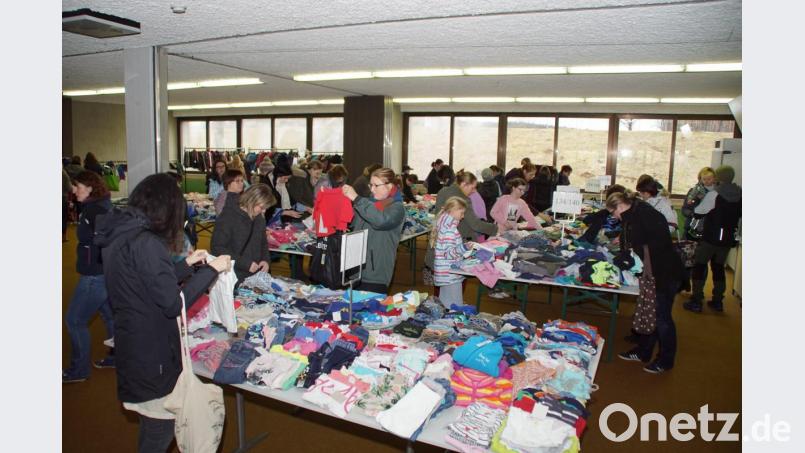 Viel Auswahl gab es an den Tischen für Baby- und Kinderkleidung. Das Angebot in der Schulaula stieß auf großes Interesse. Bild: mmj