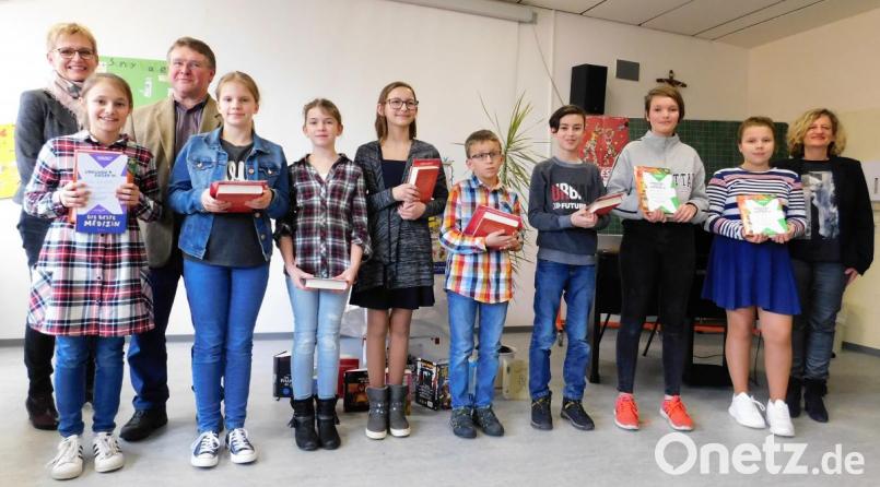 Die strahlende Siegerin Emilia Schönfelder vom Gymnasium Eschenbach wird den Landkreis Neustadt/WN beim Bezirksentscheid vertreten. Von links: Emilia Schönfelder vor Rektorin Gabi Reitinger-Maier und Jürgen Orlik, alle weiteren Teilnehmer des Entscheids sowie (rechts) Schulrätin Margit Walter. Bild: cr