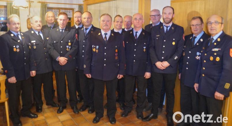 Repräsentanten der Kreisfeuerwehr und Bürgermeister Walter Schauer (Dritter von links) zeichneten die langjährigen Aktiven der Feuerwehr Dautersdorf aus. Kommandant Josef Mösbauer (Mitte) erhielt Ehrenkreuz in Bronze des Deutschen Feuerwehrverbandes. Bild: rkp