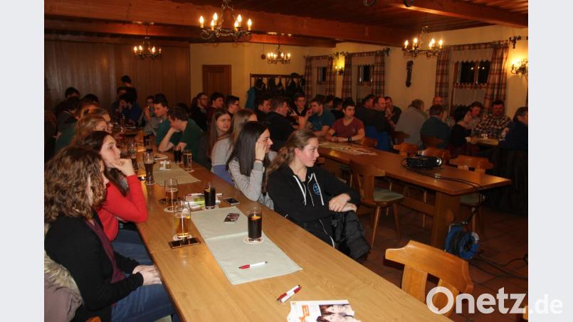 Etwa 50 Jugendliche waren zur extra für junge Bürger einberufenen Versammlung ins Gasthaus Pröls nach Trisching gekommen. Hier wurde ihnen eine Plattform für ihre Wünsche geboten. Bild: ral