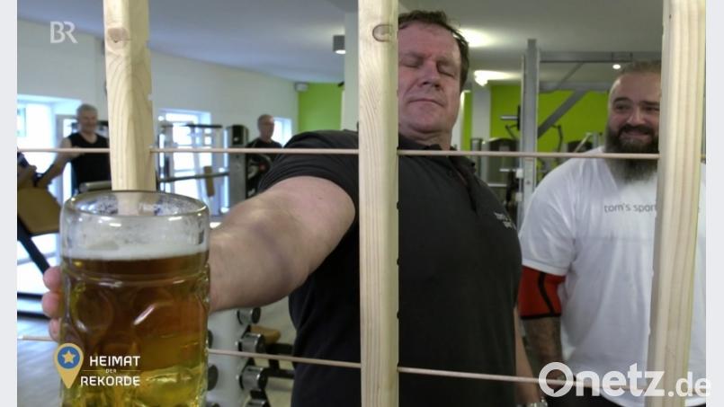 Noch sieht’s gut aus, doch schon nach kurzer Zeit musste Tom Koller den Masskrug abstellen. Screenshot: BR