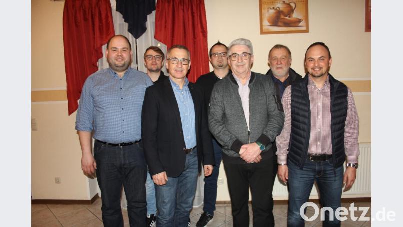 Peter Schwender und Richard Brunner (vorne, von links) stehen weiterhin an der Spitze des CSU-Ortsverbandes Dieterskirchen. Bild: frd