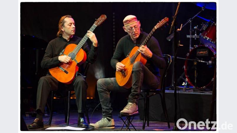 „Gitarra Pura“ nennt sich das Projekt von Frank Müller-Brys (links) und Potsch Potschka. Der Ex-Spliff-Gitarrist kommt mit Flamenco-Musik für zwei Konzerte in die Oberpfalz. Bild: Potsch Potschka/exb
