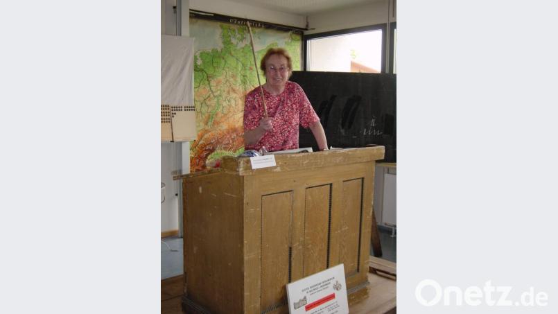Beim Unterricht im historischen Klassenzimmer zeigte Karolina Linstädt ihr pädagogisches Geschick. Bild: adj