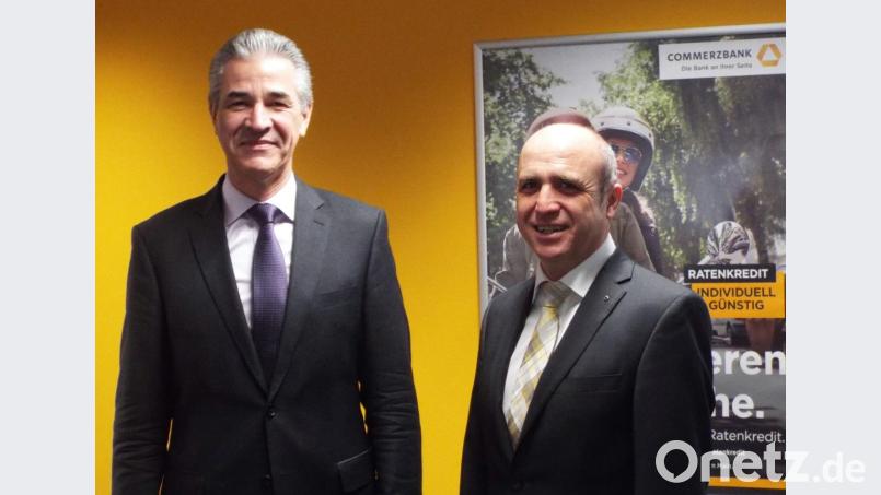 Direktor Sebastian Hackl (links) und Filialdirektor Marcus Gabert präsentieren die Bilanz der Commerzbank in der Region. Bild: e
